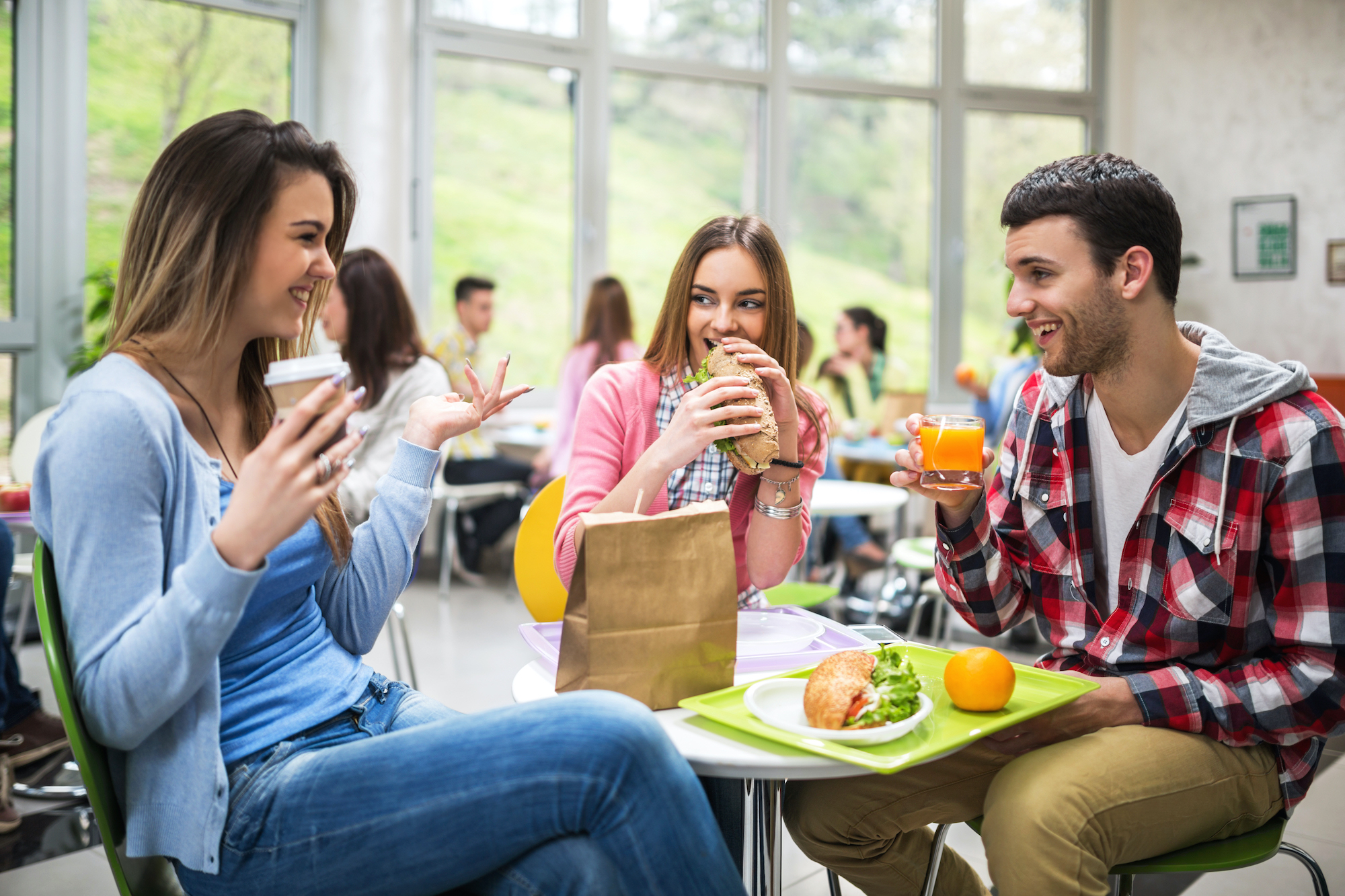 uni students eating lunch